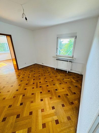 4-Zimmer-Wohnung mit traumhaften Taunusblick und eigenem Garten – Wohn- und Essbereich