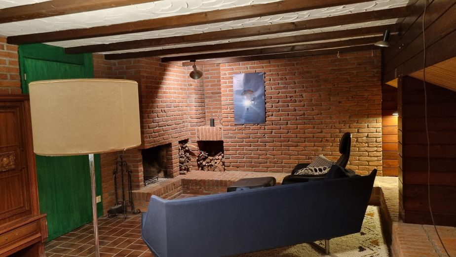 Partykeller mit Kamin