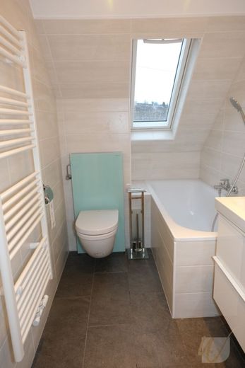 Modernisierte 5-Zimmer-Eigentumswohnung über 2 Ebenen - ca. 129 m² Wohnkomfort – Bad