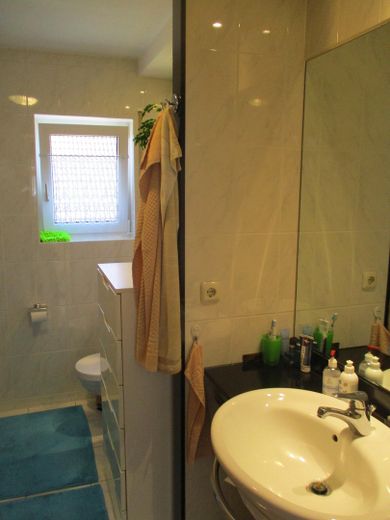 3-Zi.Wohnung im DG mit Balkon, Atelierzimmer, kl. Garten, Gartenhaus u. Garage im 4.Fam. Haus – hochwertiges Badezimmer