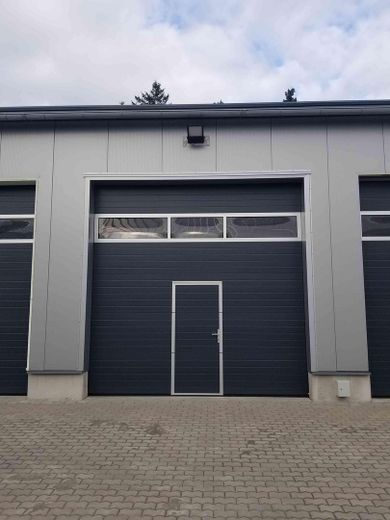 Kompakte Lagerhalle mit 55qm in zentraler Lage zu Vermieten! – Industrietor mit Schlupftür