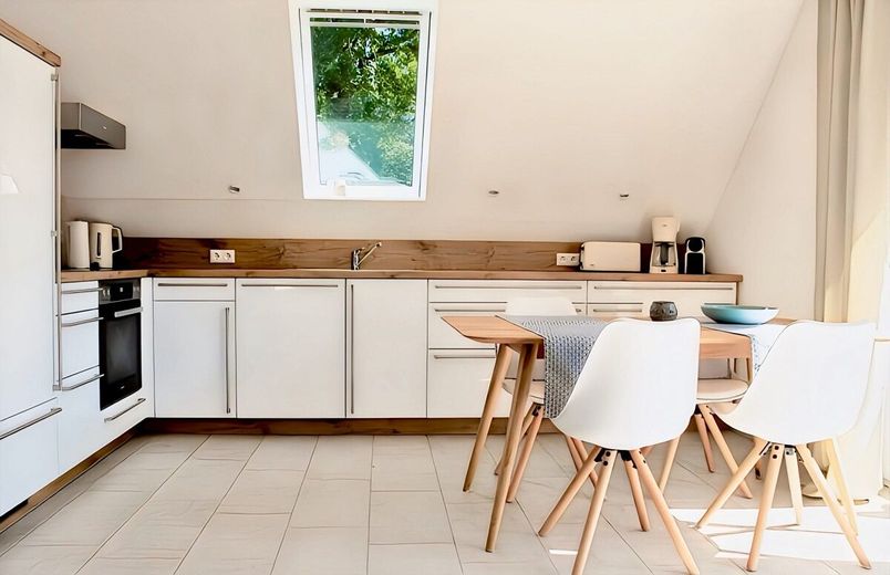 HORN IMMOBILIEN ++ tolles Ferienhaus in Röbel an der Müritz mit zwei Ferien-Wohnungen – Küche und Eßplatz