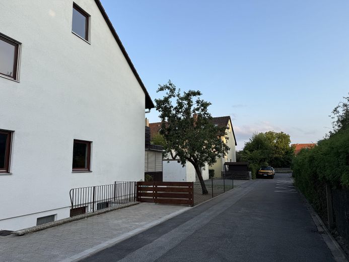 Platz für die ganze Familie: 5-Zimmer-Reiheneckhaus in zentraler Lage von Schwabach – Stellplatz direkt am Haus
