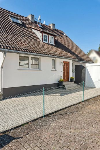 Hauseingang, Einfahrt, Garage