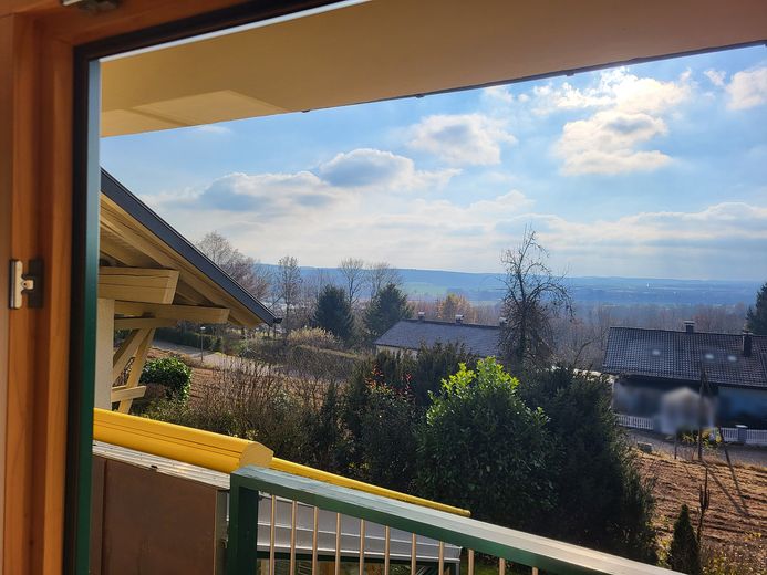 Freistehendes Einfamilienhaus in ruhiger Südhanglage mit weitem Blick über das Vilstal – Weitblick