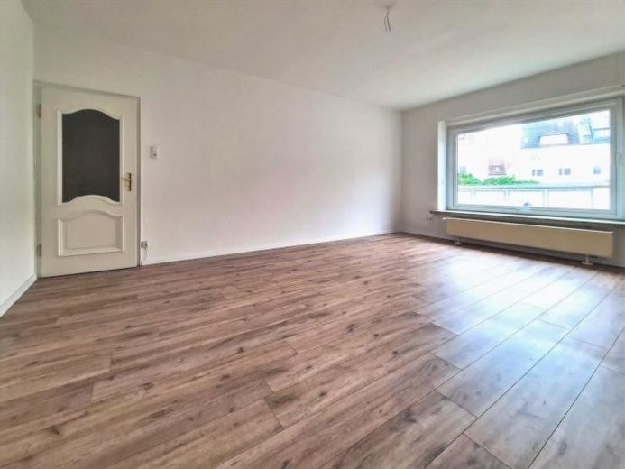 Helle 3 Zimmer Wohnung in zentraler Lage mit Balkon – Wohnzimmer
