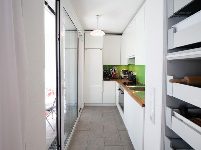 Comfortabel, gemeubeld appartement met parkeerplaats op een centrale locatie in Konstanz – Voll ausgestattete Küche