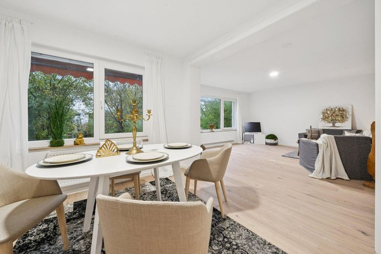 Modernisierte Wohnung mit Reihenhauscharakter, mit Gäste WC und Garten *von Privat* – Wohn- und Esszimmer