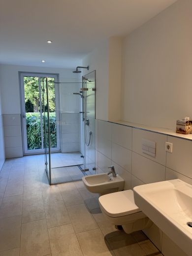Nur 100 m vom Meer entfernt - Stilvolle 3 ZKB Wohnung mit Marken EBK u. TG Stellplatz – Dusche mit Glaswand