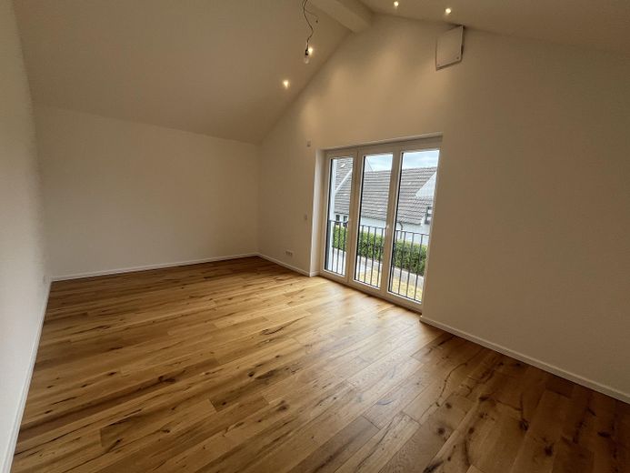 First occupancy: low-energy house in Düsseldorf-Kalkum, commission-free, south-west orientation – Schlafzimmer, Fenster Westen