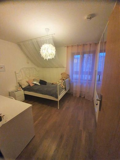 4-Zimmer-Wohnung mit hochwertiger EBK in Waldkraiburg – Kinderzimmer 1