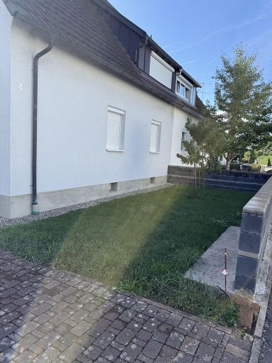 Gelflegte Doppelhaushälfte mit großem 580 m² Grundstück und Carport provisionsfrei bezugsfrei – Haus vorne von außen
