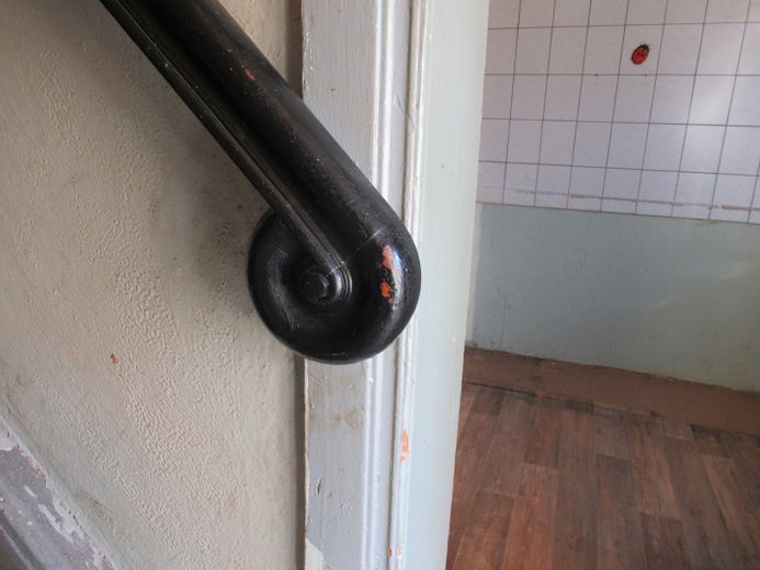 2 Häuser auf einem Grundstück Zentrum EFH Gewerbe 5 Garagen Halle privat – Detail Handlauf Vorderhaus