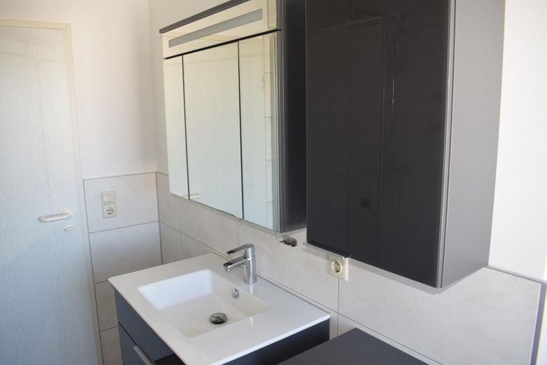 Provisionsfrei! 3-Zimmer Maisonette im 3. OG – Tageslichtbad (III)