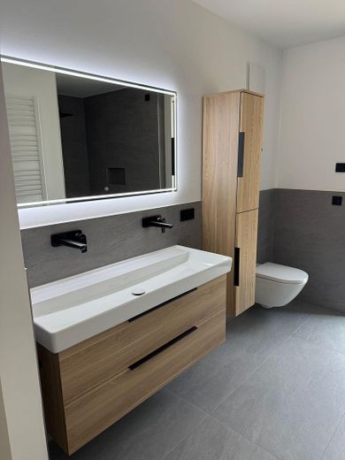 Stilvolle, neuwertige 3,5-Raum-Wohnung mit geh. Innenausstattung mit Balkon und EBK in Neckarsulm – Badezimmer
