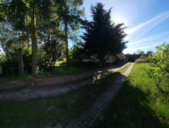 Einfamilienhaus auf 1633 m² Grundstück – EInfahrt