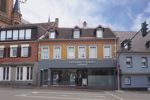 Toprendement in het centrum van St. Ingbert! Volledig verhuurd woon- en bedrijfspand op toplocatie