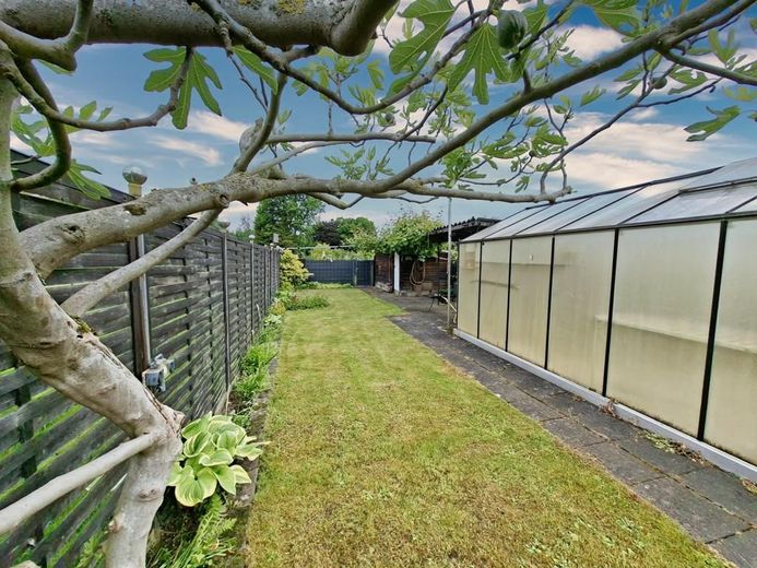 CITYHOUSE: Einfamilienhaus mit viel Platz, Dachterrasse,  Traumgarten, Stellplatz für Wohnmobil, PKW – Gewächshaus