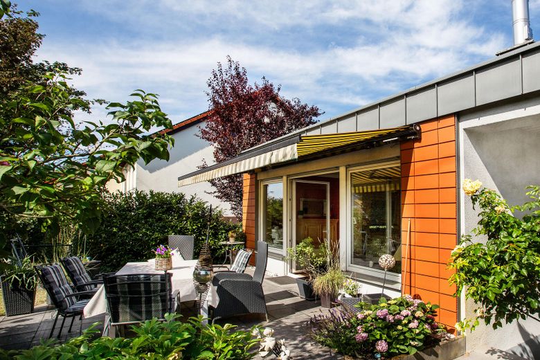 Kusursuz bağlantıya sahip, yeşillikler içinde sakin yaşam hayali – Terrasse im Grünen