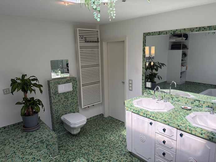Traumhafte zeitgenössische Immobilie in der ruhigen Villenkolonie Kleinmachnow – Badezimmer 1.OG