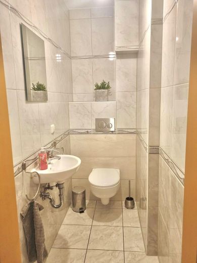 Maisonette di 4 locali con giardino, terrazza e 2 posti auto in garage sotterraneo – Gäste-WC