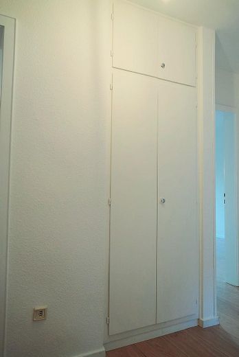 Wohnen im Grünen - Ihr Zuhause mit Balkon und 3 Zimmern – Flur mit Einbauschrank