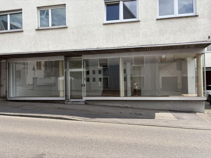 Bright commercial space with shop windows, 83 sq m, in Sachsenheim – Photo 1