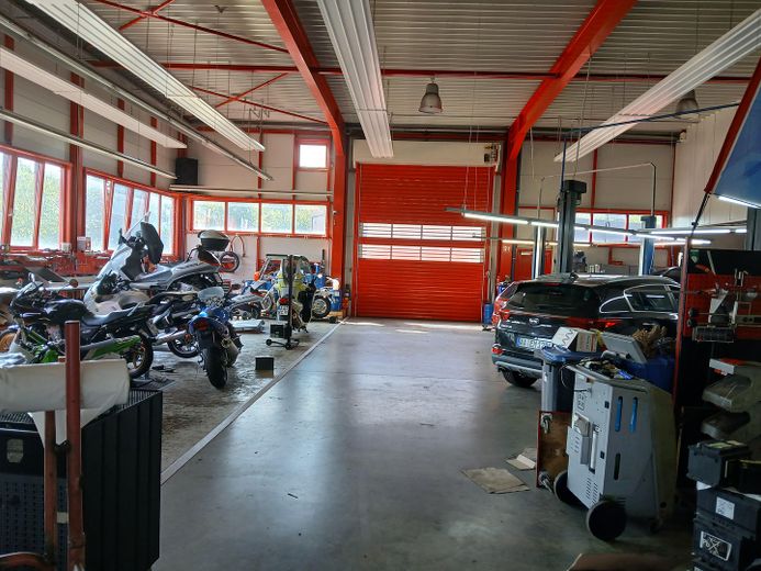 Officina automobilistica - capannone commerciale – Werkstatt mit Hebebühnen