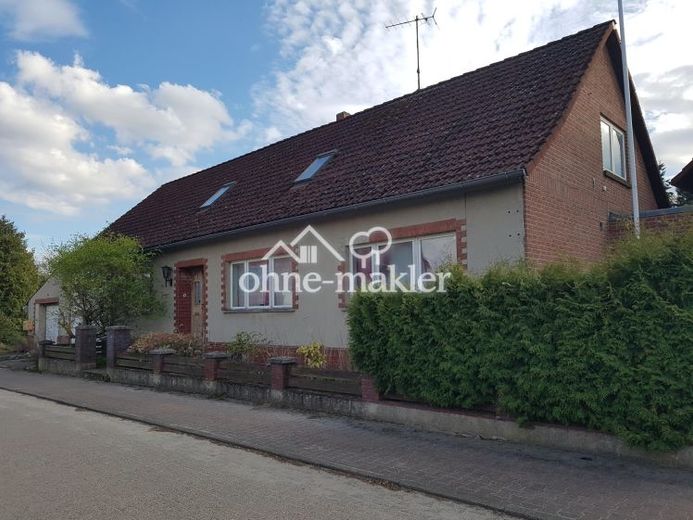 Agréable maison bifamiliale avec un vaste terrain et une cour fermée dans un cadre idyllique – Photo 1