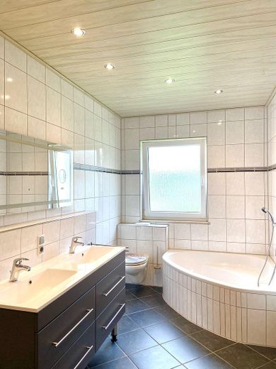 *** Schöne 4,5 Zimmer Wohnung mit zwei modernen Bädern, EBK, Balkon, Terrasse und Garten *** – Badezimmer mit Eckbadewanne