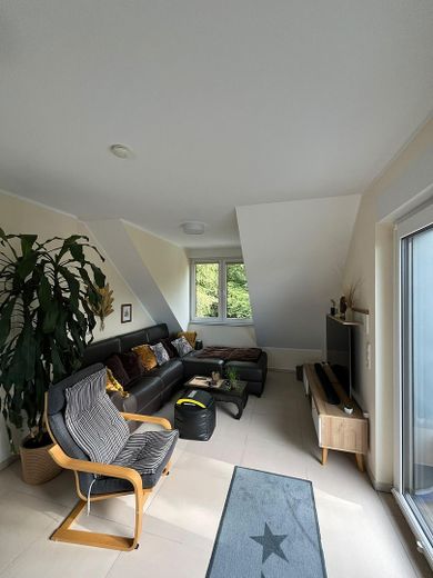 Piso accesible de 3 habitaciones en ubicación céntrica con balcón y vistas a zonas verdes – Wohnzimmer