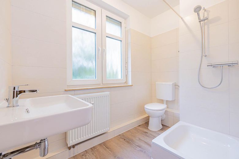 Tageslichtbad mit Dusche 