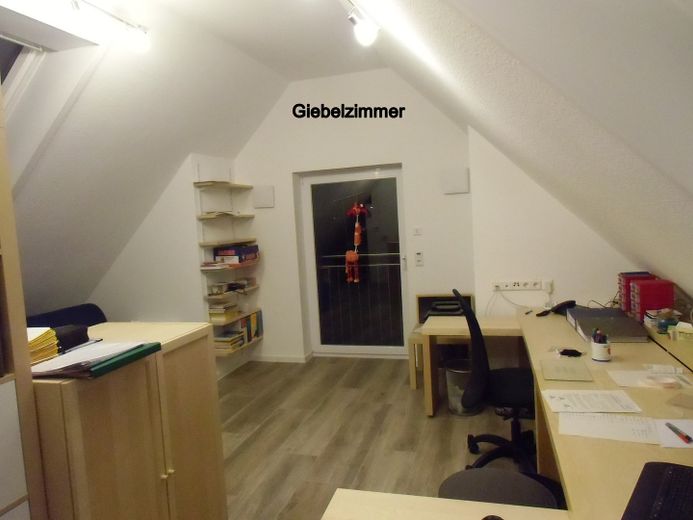 Neuwertige, großzügig geschnittene Doppelhaushälfte (BJ2018) – Giebelzimmer Dachgeschoß