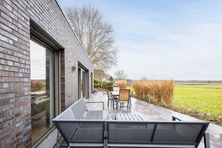 Architektenbungalow mit Split-Level-Bauweise, klarer Formensprache und freiem Landschaftsblick! – Terrasse