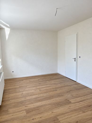 Première occupation après rénovation complète : 2 pièces avec balcon, cuisine équipée et domotique – Zimmer 2 Gegenansicht