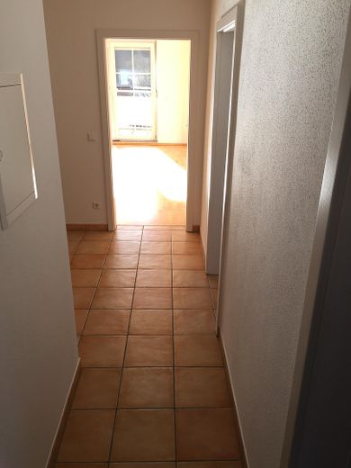 Moderne 3-Zimmer Wohnung mit Balkon, EBK und Garage – Flur/Diele