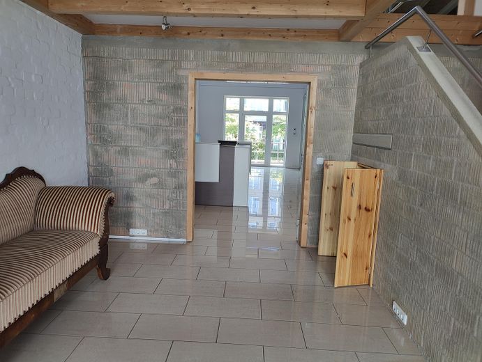 Loft-Büro in der Frachthalle – Eingangsbereich