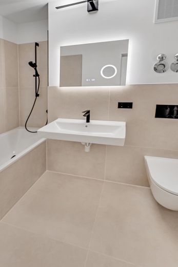 Modernes Bad mit Wanne