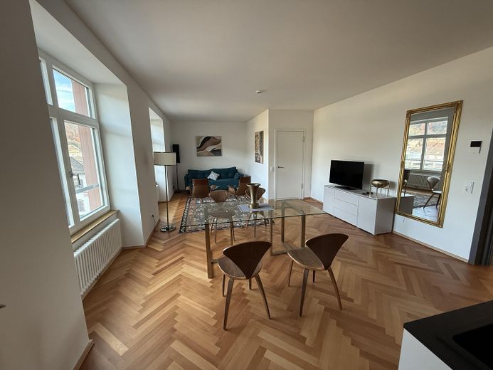 Möbliertes Luxus-Wohnen im LöwenBau - E3-W06, 2 Zi, 54 m² - 1.700 € FLAT – Wohnzimmer mit Essecke