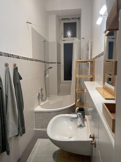 4-osobowe WG oferuje jasny pokój 16 m², w pełni umeblowany – bezpośrednio przy Ringpark, 2 min. od dworca – Tageslichbad
