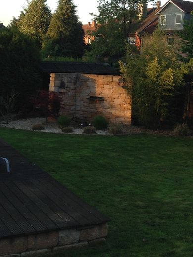 Mauer mit Wasserfall