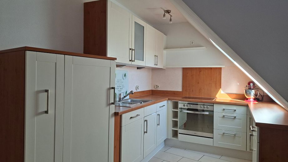 Helle 3-Zi.-DG-Wohnung + XXL-TG-Eckplatz, 2 Balkone, EBK, 95m² in Karlsfeld PROVISIONSFREI – Foto 4