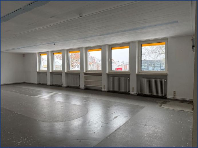 160 m² Gewerbefläche in guter Lage (B3) - direkt vom Eigentümer – Raum mit Fensterfront
