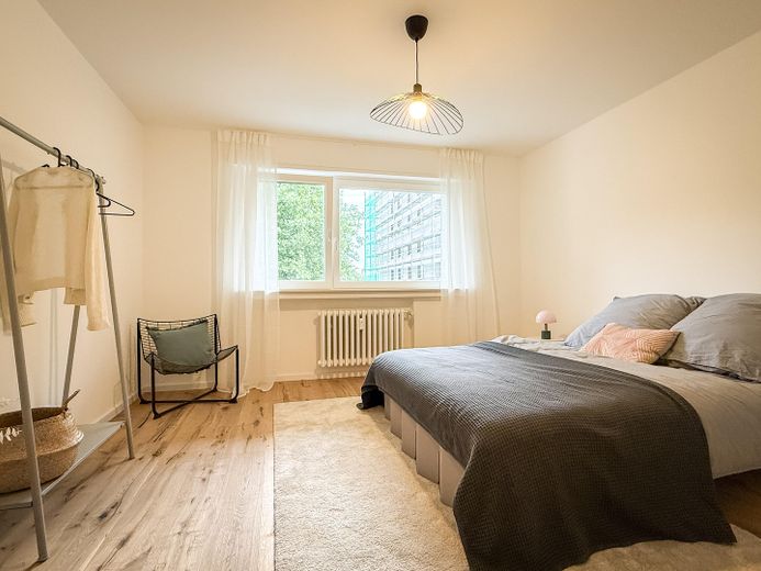 Prachtige 3-kamerwoning met groot balkon & parkeerplaats voor de deur in Sachsenhausen-Nord – Schlafzimmer