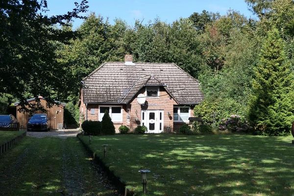 Idyllisches Anwesen mit Waldgrundstück bei Husum