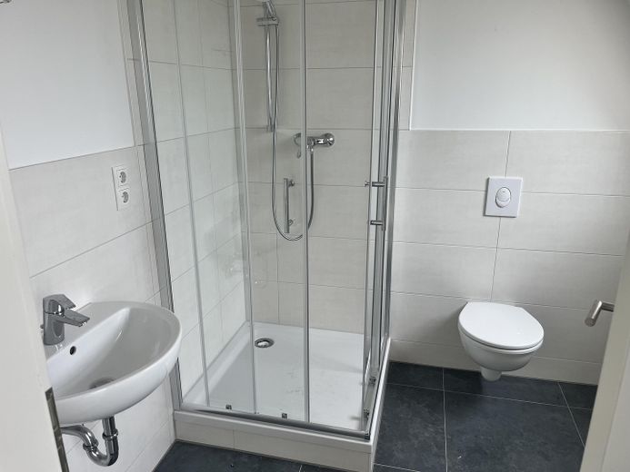 Dachgeschosswohnung Dietzgenstraße 93 – Bad