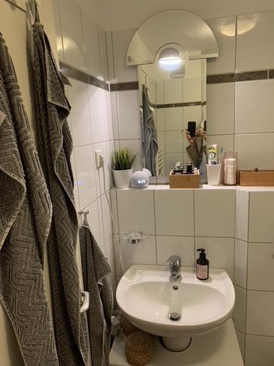 Exklusive, vollständig renovierte 1-Zimmer-Wohnung mit Einbauküche in Düsseldorf – Waschtisch, Spiegel