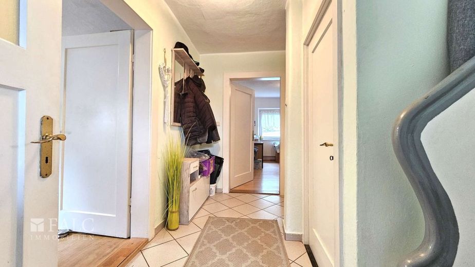 Einfamilienhaus mit viel Potenzial und großzügigem Außenbereich – Flur