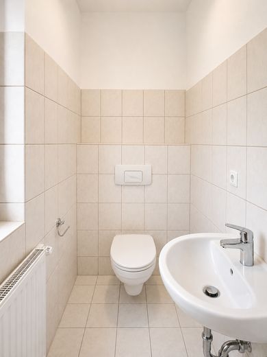 Bright 2.5-room apartment with balcony - In the heart of Cossebaude – Gäste WC