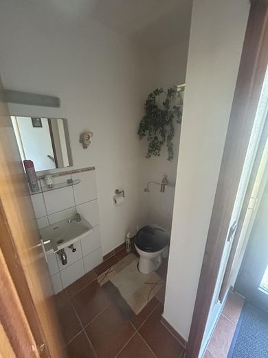 Raum für Familie – Charmantes Einfamilienhaus mit Terrasse und Vollkeller – Gäste WC EG